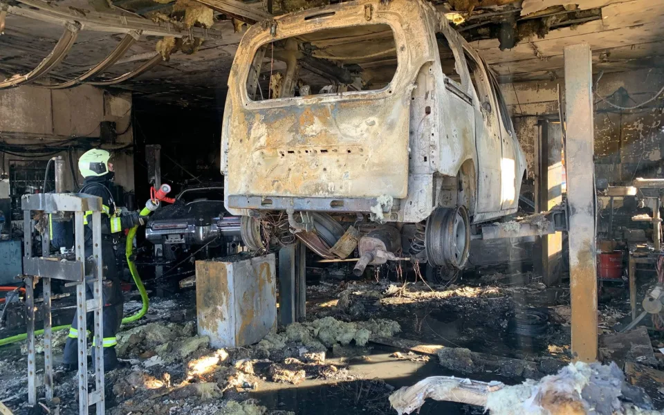 Autoservis v Hošticích zachvátil požár. Škoda je 10 milionů, jeden člověk se popálil