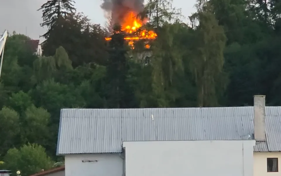 V Písku hoří Vila Marta, zasahují hasiči u požáru budovy v plném rozsahu