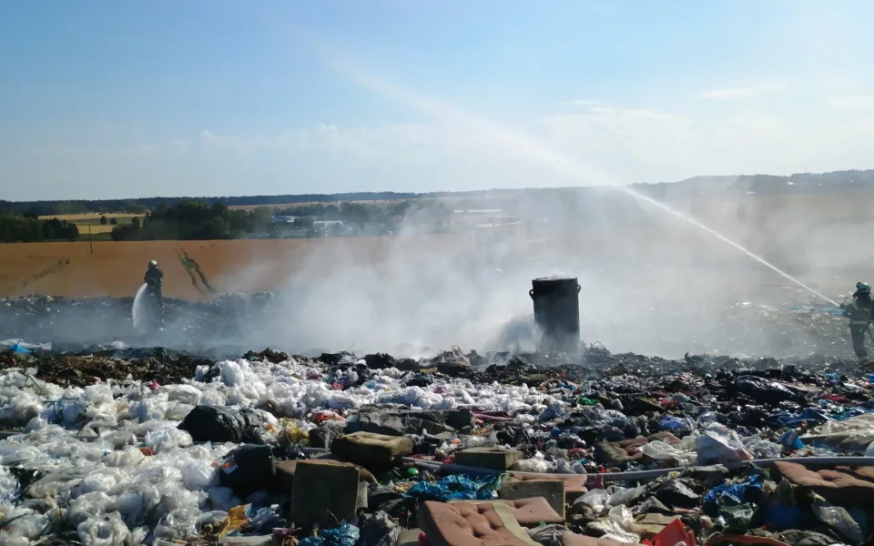 V Lišově hoří skládka odpadů. Město kvůli kouři radí nevětrat
