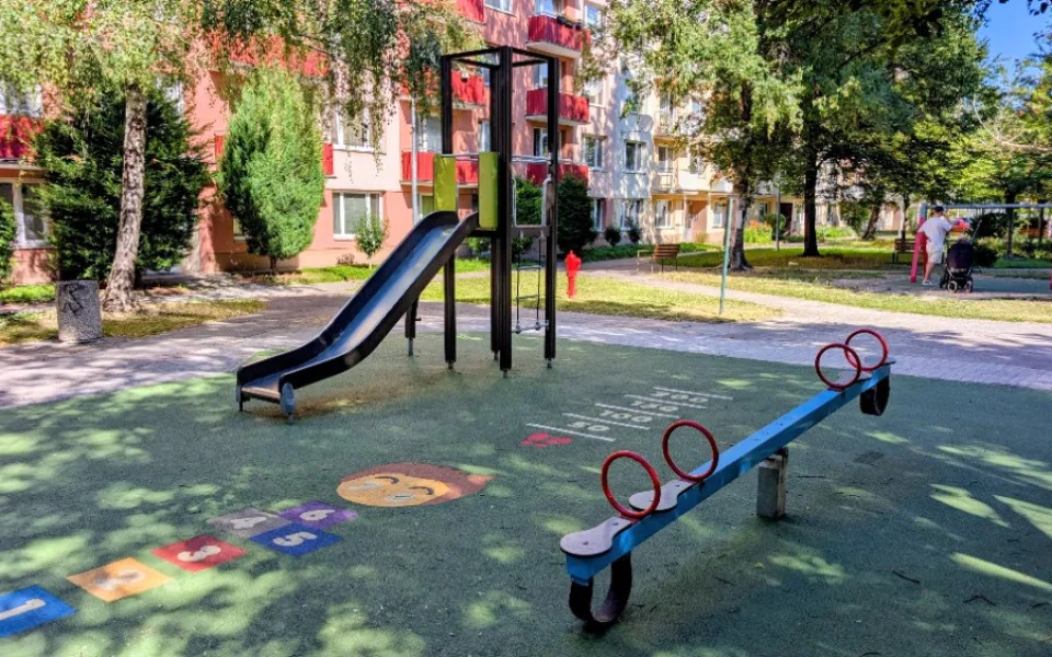 Dětské hřiště na Mánesovce je po obnově, u hvězdárny vzniká nový planetární areál