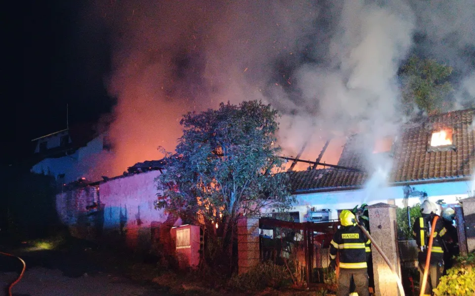 V Rudolfově hořel rodinný dům. Hasiči vyhlásili druhý stupeň poplachu