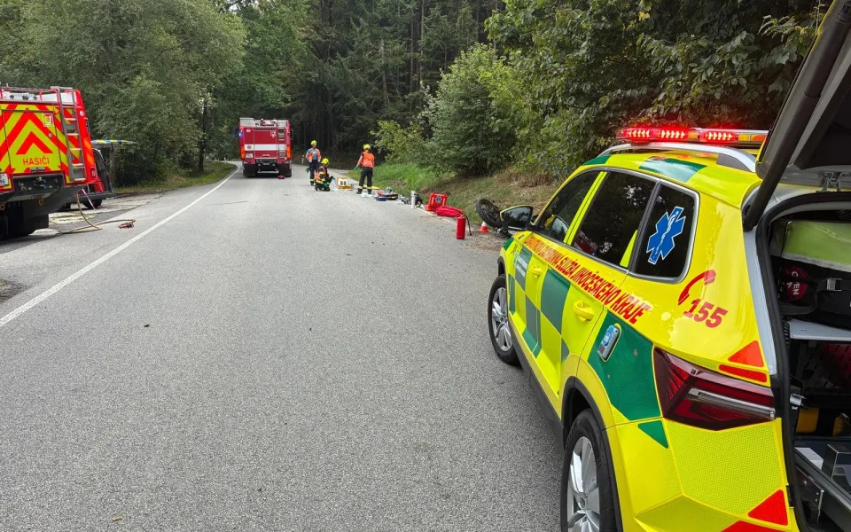 Vážná nehoda dvou motorkářů zastavila provoz na Jindřichohradecku. Na místo letěl vrtulník