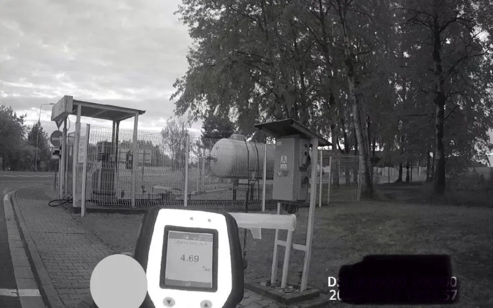 Opilý muž přijel na benzínku pro alkohol a odpadnul. Nadýchal skoro 5 promile