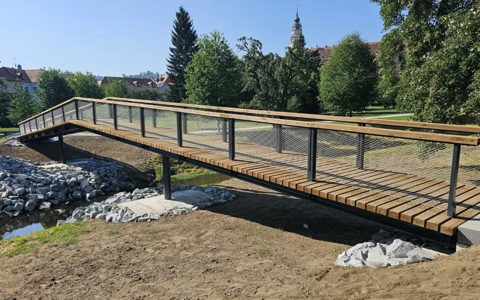 Nová lávka přes Polečnici propojila síť pěších tras v Jelení zahradě