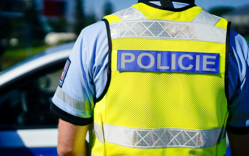 Motorkář zemřel po čelním střetu s autobusem, obě vozidla po nárazu začala hořet.