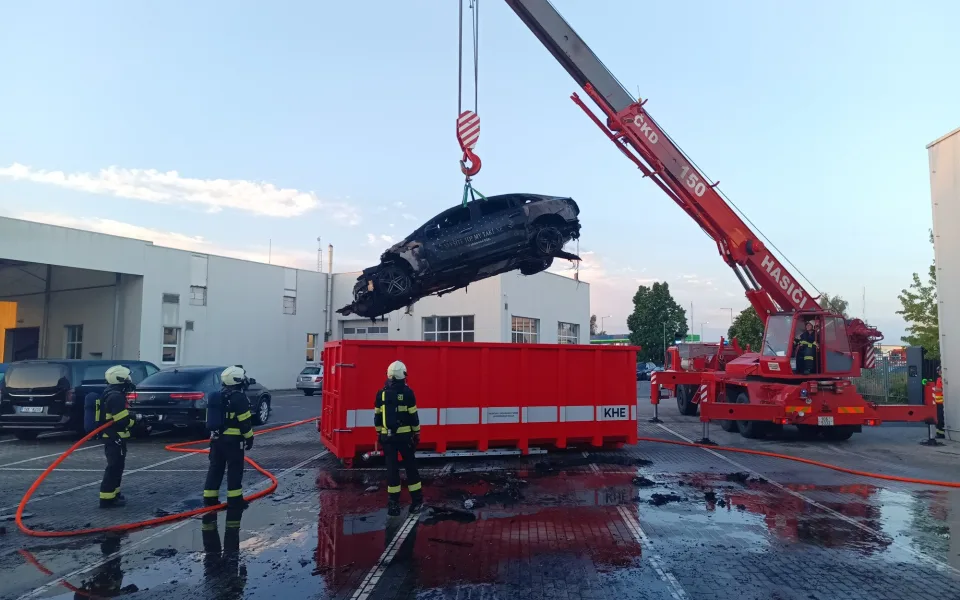 V autosalonu začalo hořet elektroauto, hasiči ho museli ponořit do kontejneru
