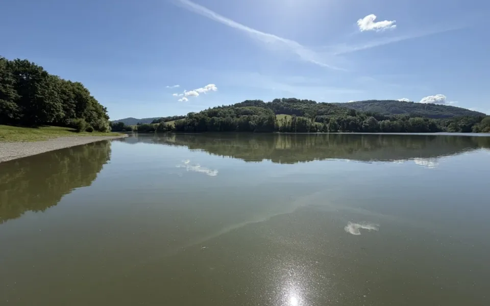 Voda na Orlíku dál představuje zdravotní riziko. Zhoršená je i voda na Lipně