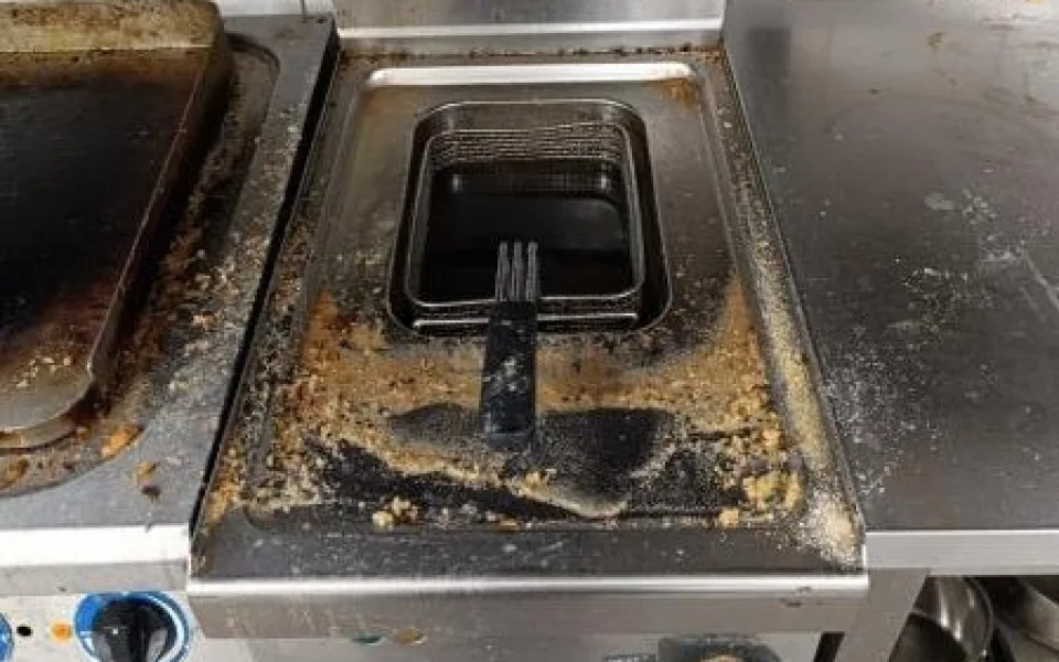 Špína a hromadící se odpad. Inspektoři zavřeli restauraci v Jindřichově Hradci