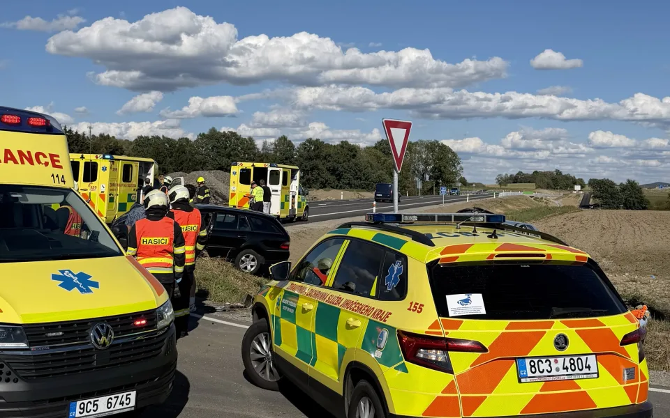 Dvě auta, pět zraněných. Jihočeští záchranáři pomáhali u vážné dopravní nehody