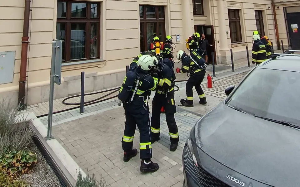 Požár na nádraží v Budějcích. Ve druhém patře začala hořet baterie