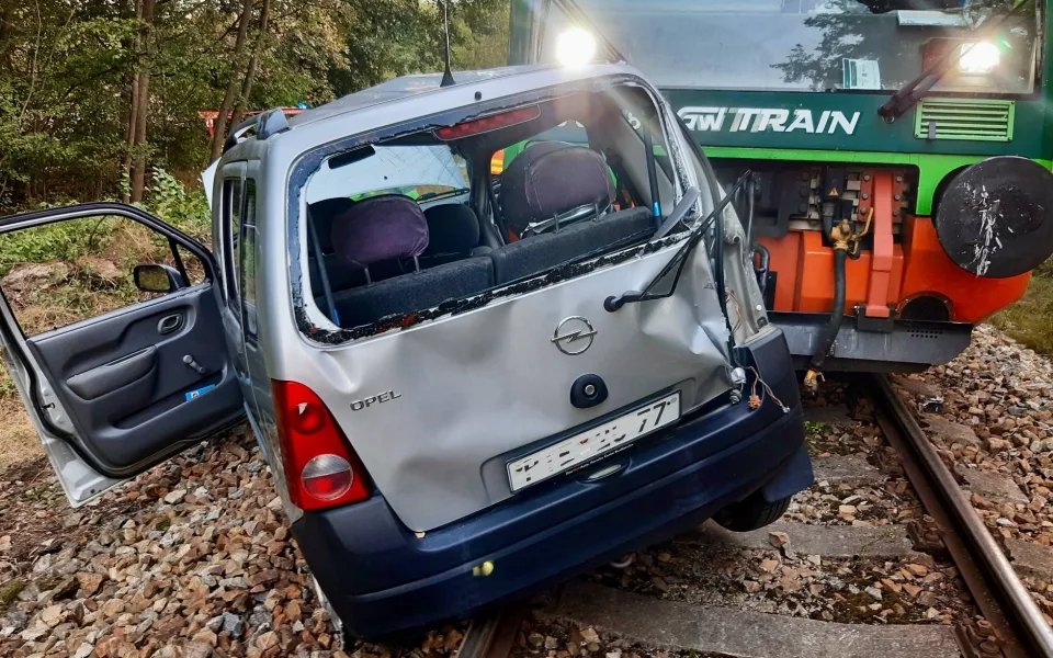 Vlak se na Prachaticku střetl s autem. Zraněnou seniorku do nemocnice transportoval vrtulník