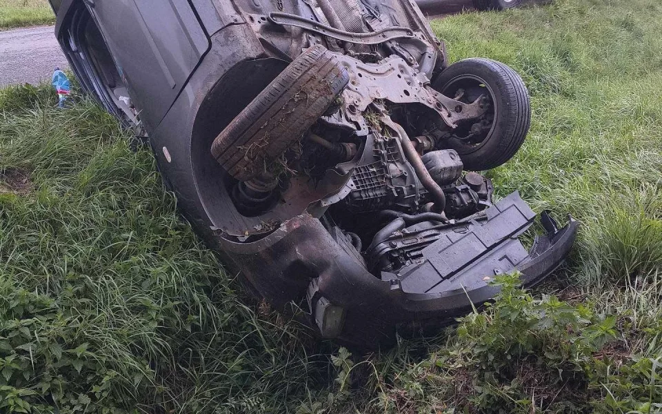 Senior u Stádlece převrátil auto na střechu, vyprostit ho museli hasiči