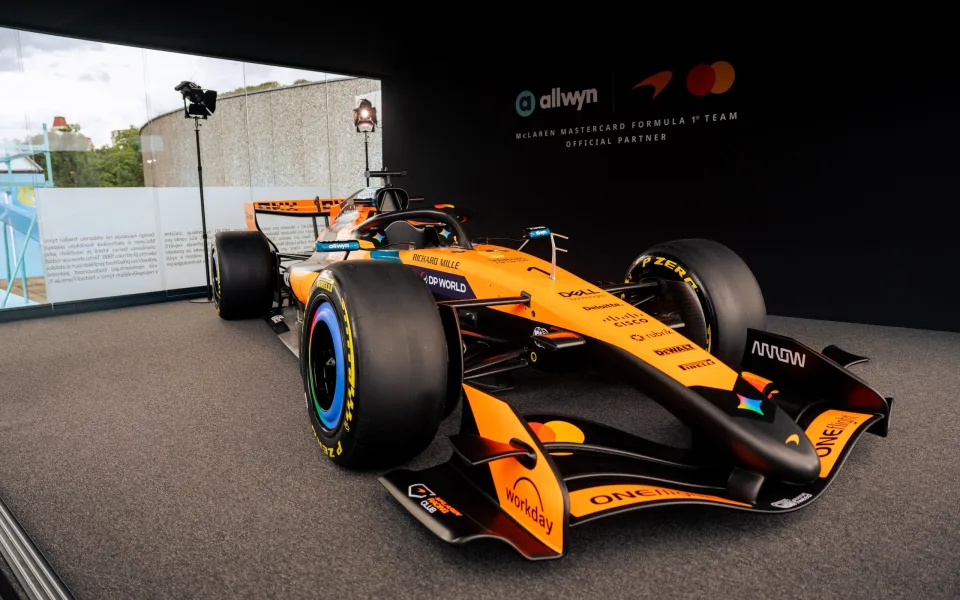 Depo F1 v Budějovicích? Allwyn představí 2 monoposty McLaren Mastercard F1 Team