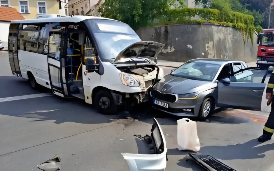 V Táboře se střetnul školního autobusu s osobákem