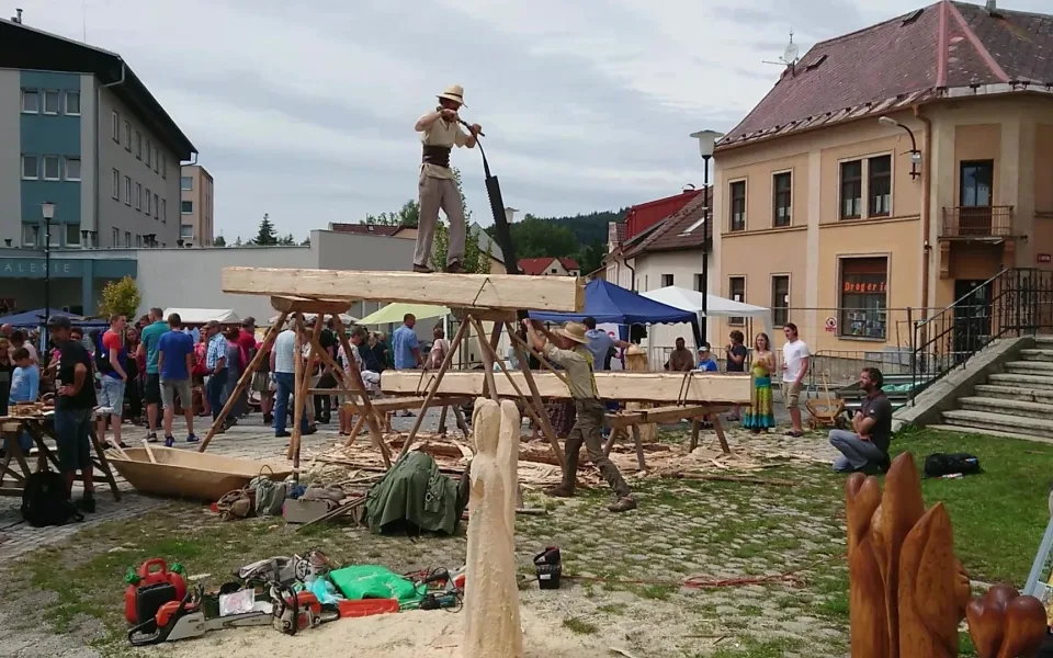 Kulturní tipy: Užijte si víkend plný hub, dřeváků i devadesátkových hitů