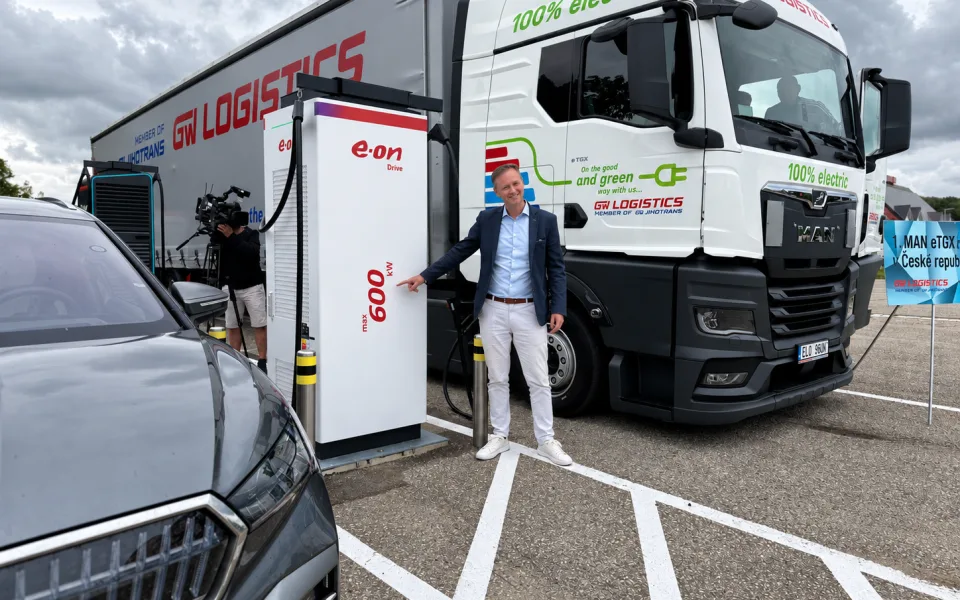 E.ON jako první v Česku zvedá laťku dobíjení na rekordních 600 kilowattů