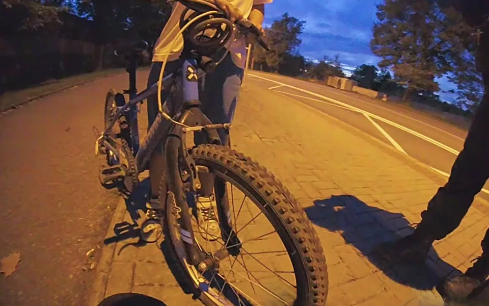 Devítiletý cyklista se při výletu ztratil rodičům. Čekal bezradně na zastávce