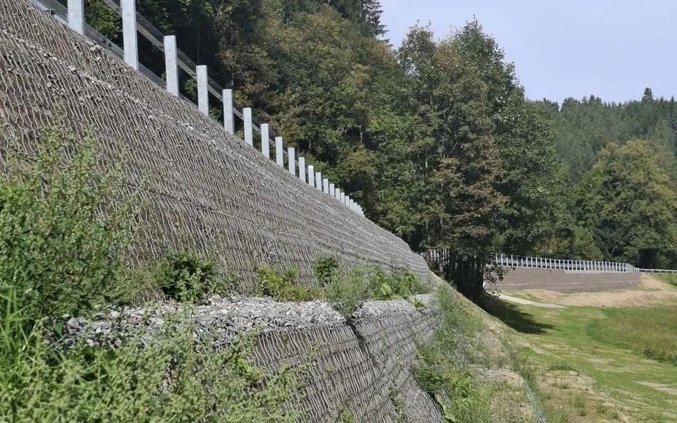 Povodeň loni poškodila svah u Vimperku. Silnice I/4 je po opravách plně průjezdná
