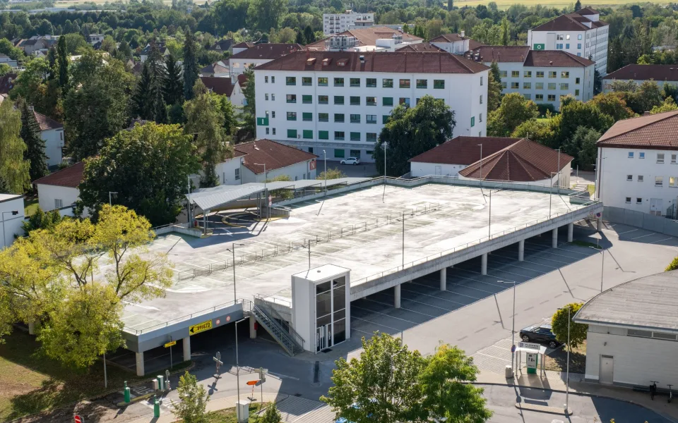 Parkovací dům u nemocnice se otevřel veřejnosti. Přibylo 200 parkovacích míst