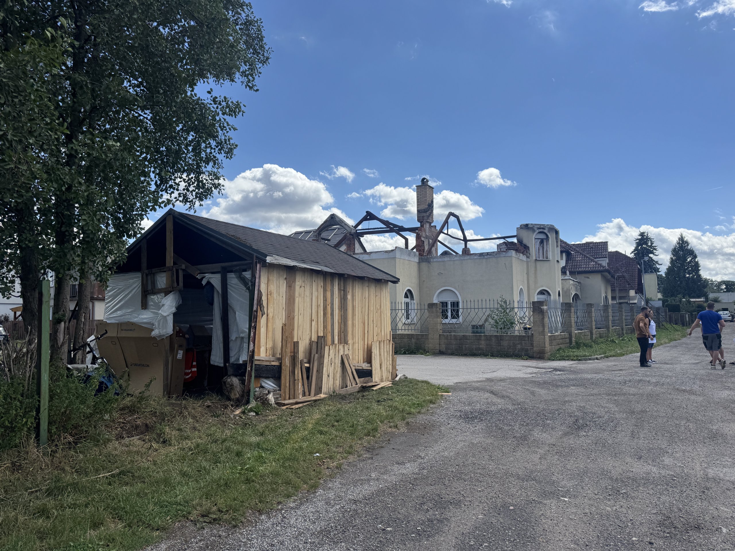 Prodal vilu a teď squattuje na sousedním pozemku. Z přístřešku si buduje provizorní bydlení