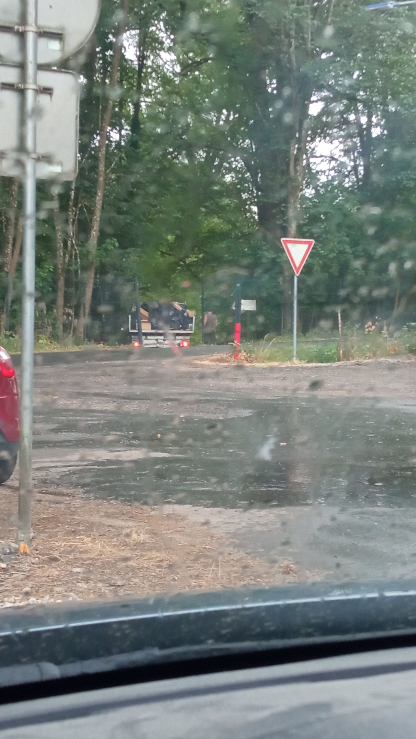 Majitel zámku proměnil CHKO Třeboňsko v nelegální skládku.